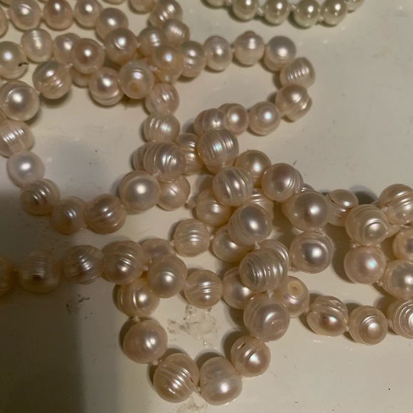 2 woman’s pearls vintage originals long as posted - Picture 4 of 7